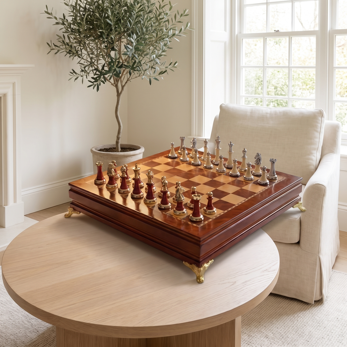 Jeu d'échecs en bois d'ébène avec rangement sous plateau — en situation