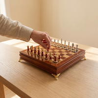 Jeu d'échecs en bois d'ébène avec rangement sous plateau — en jeu