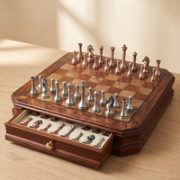 Jeu d'échecs tiroirs en bois d'Acajou et pièces en métal vieilli — rangement