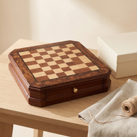 Jeu d'échecs tiroirs en bois d'Acajou et pièces en métal vieilli — coffret cadeau